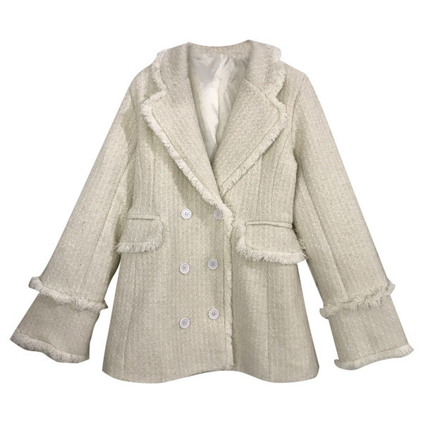 Aktuális női kabát bézs és fekete gombokkal