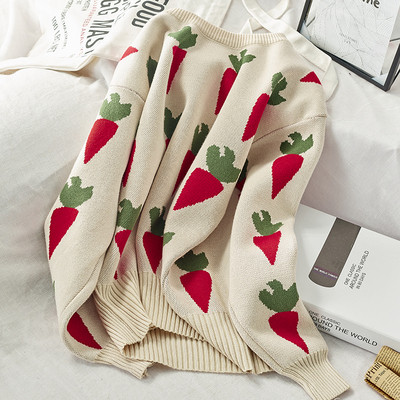 Női téli pulóver színes hímzéssel, kerek nyakkivágással