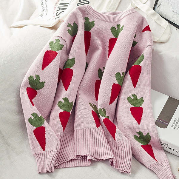 Női téli pulóver színes hímzéssel, kerek nyakkivágással