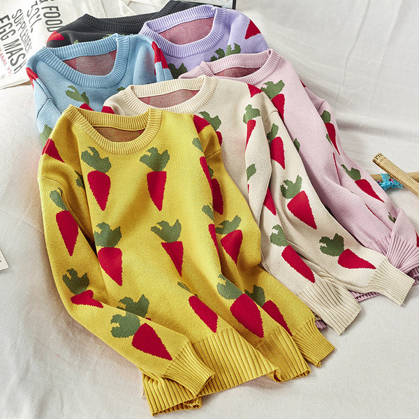 Női téli pulóver színes hímzéssel, kerek nyakkivágással