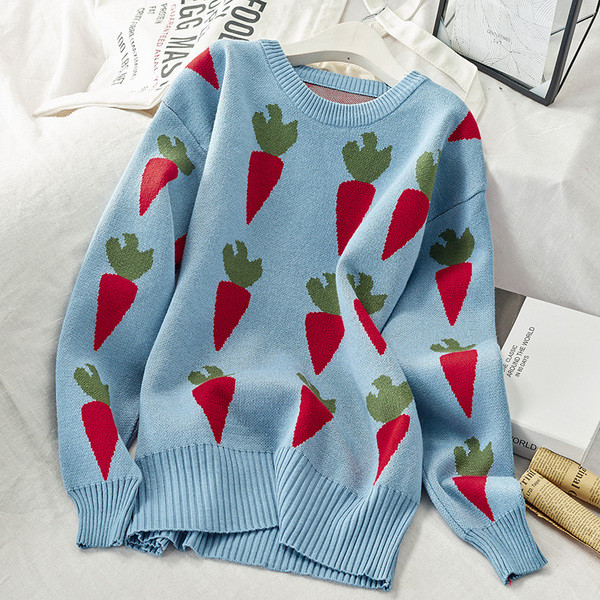 Női téli pulóver színes hímzéssel, kerek nyakkivágással