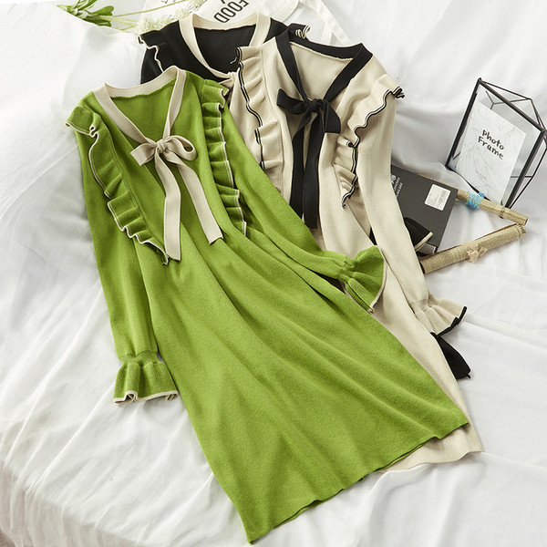 Női téli ruha hosszú szalagos modellel zöld és bézs színben