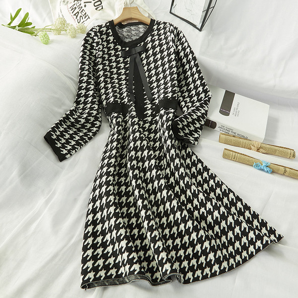 Női téli ruha hosszú és szabású fekete-fehér modell