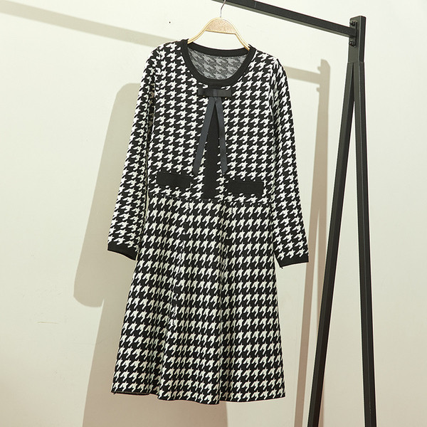 Női téli ruha hosszú és szabású fekete-fehér modell