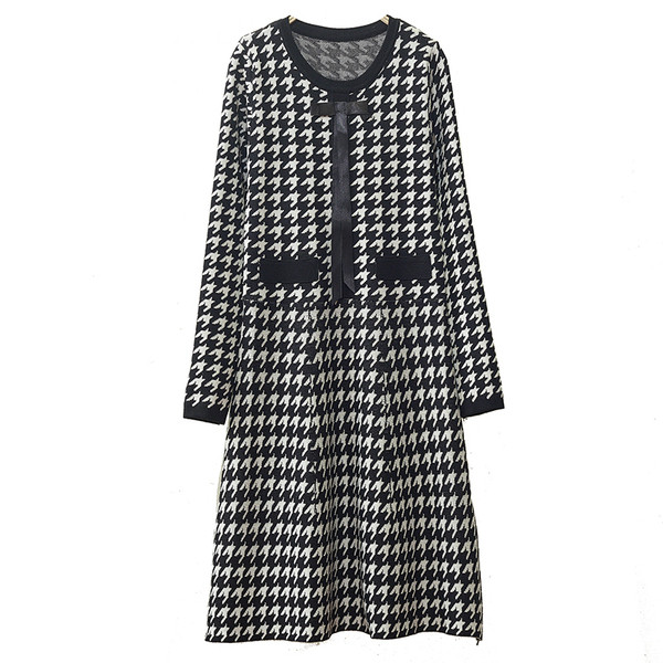 Női téli ruha hosszú és szabású fekete-fehér modell