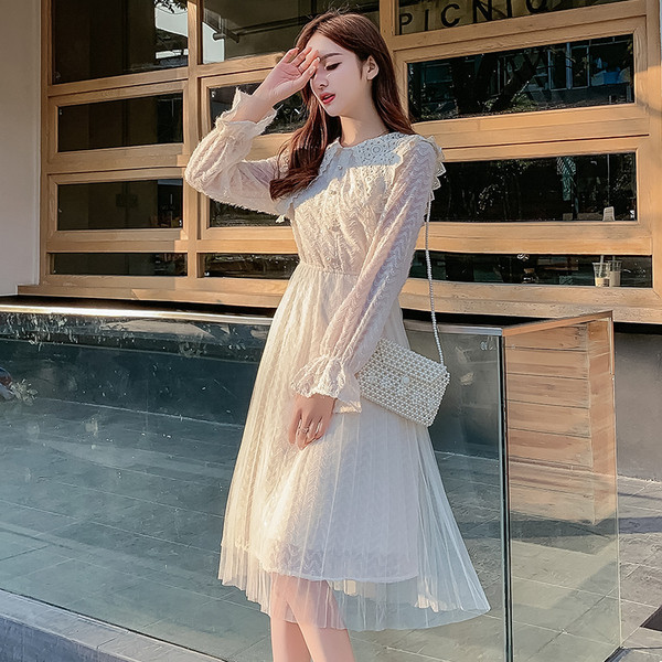 Rochie eleganta de dama in bej si alb cu nasturi si tul