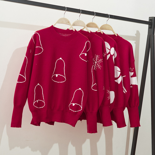 Női téli pulóver, piros karácsonyi motívumokkal