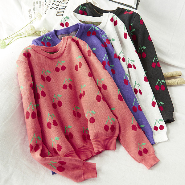 Női téli pulóver színes fekete-fehér hímzéssel