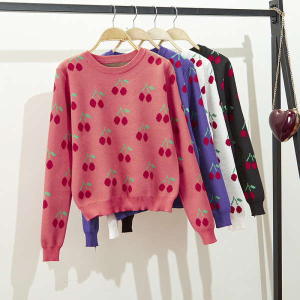 Női téli pulóver színes fekete-fehér hímzéssel