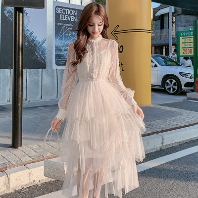 Rózsaszín és bézs színű női ruha gombokkal és tüllel