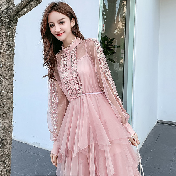 Rózsaszín és bézs színű női ruha gombokkal és tüllel