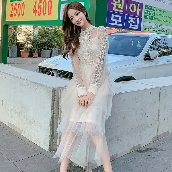 Rózsaszín és bézs színű női ruha gombokkal és tüllel