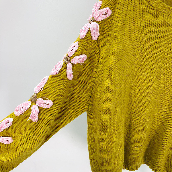 Pulover de dama lat de culoare mustar cu flori