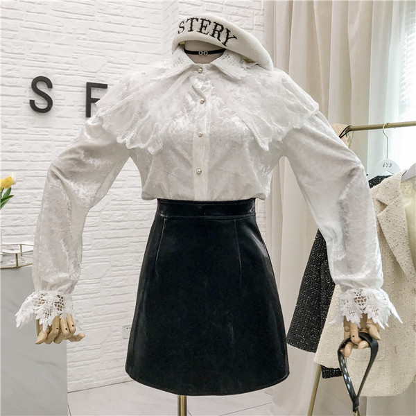 Modern női ing csipkével és bársonygombokkal