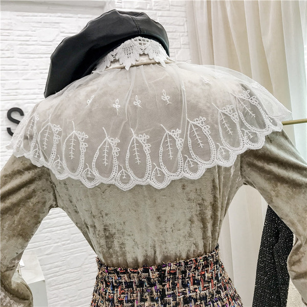 Modern női ing csipkével és bársonygombokkal