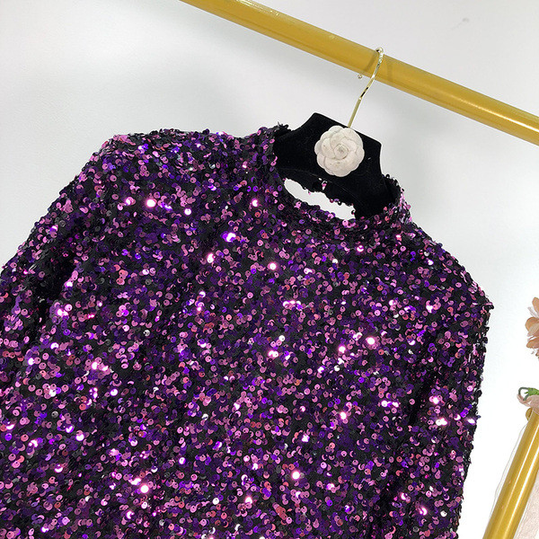 Modern rövid lila blúz flitterekkel