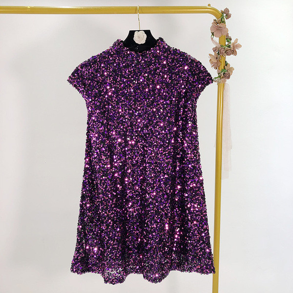 Rochie scurtă modernă cu guler semi-înalt în mov cu paiete