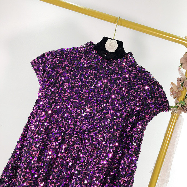 Rochie scurtă modernă cu guler semi-înalt în mov cu paiete