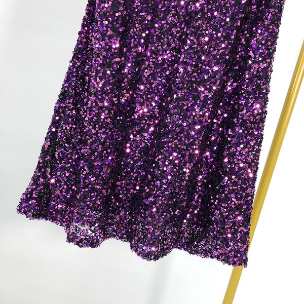 Rochie scurtă modernă cu guler semi-înalt în mov cu paiete