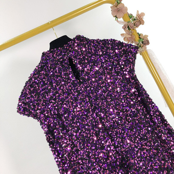 Rochie scurtă modernă cu guler semi-înalt în mov cu paiete