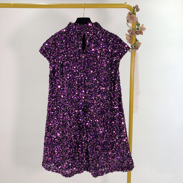 Rochie scurtă modernă cu guler semi-înalt în mov cu paiete