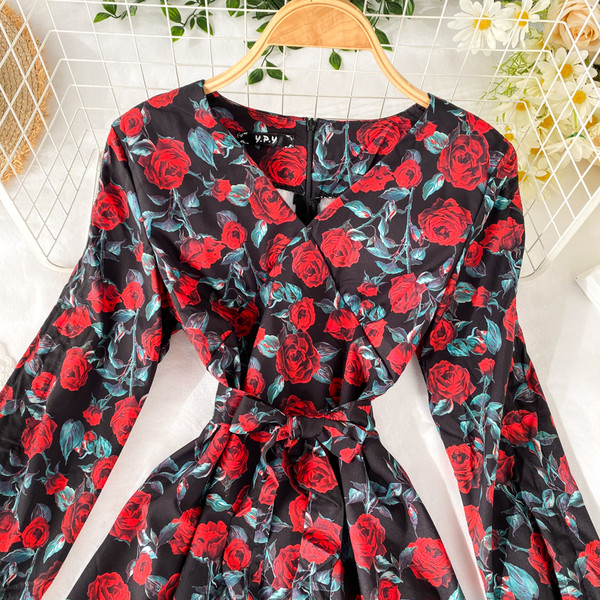 Rochie moderna de dama cu decolteu in V si model floral