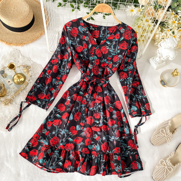 Rochie moderna de dama cu decolteu in V si model floral