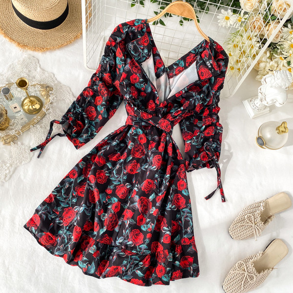 Rochie moderna de dama cu decolteu in V si model floral