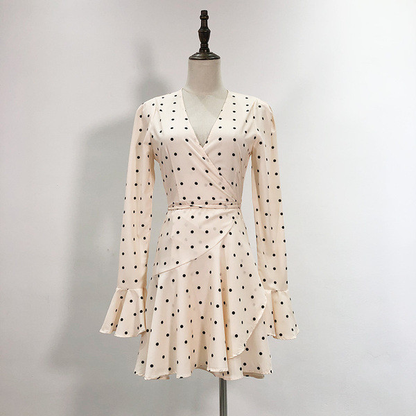 Női testhezálló ruha fürtökkel és V-nyakú világos színben