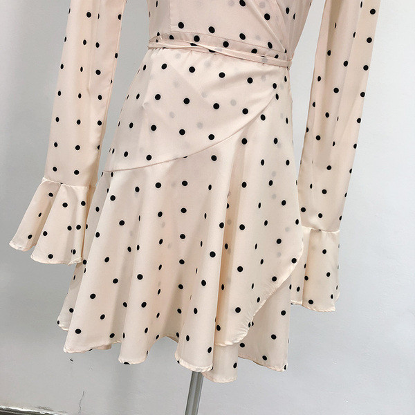 Női testhezálló ruha fürtökkel és V-nyakú világos színben