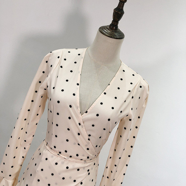 Női testhezálló ruha fürtökkel és V-nyakú világos színben