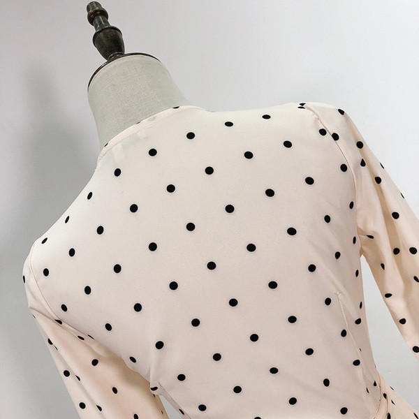 Női testhezálló ruha fürtökkel és V-nyakú világos színben