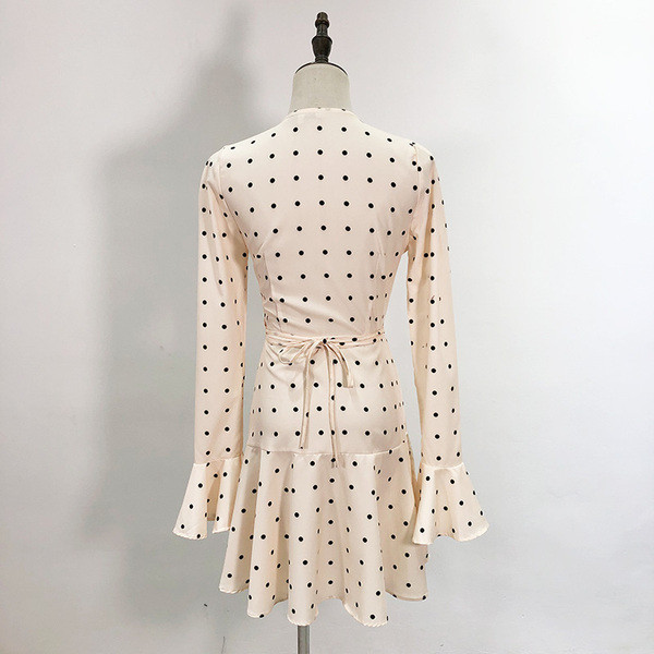 Női testhezálló ruha fürtökkel és V-nyakú világos színben