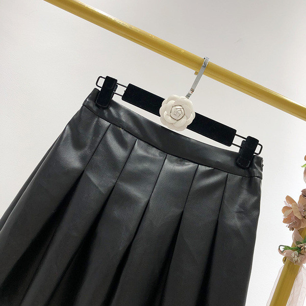 Női redőzött szoknya-nadrág fekete színben öko bőrből