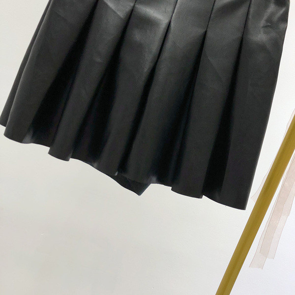 Női redőzött szoknya-nadrág fekete színben öko bőrből