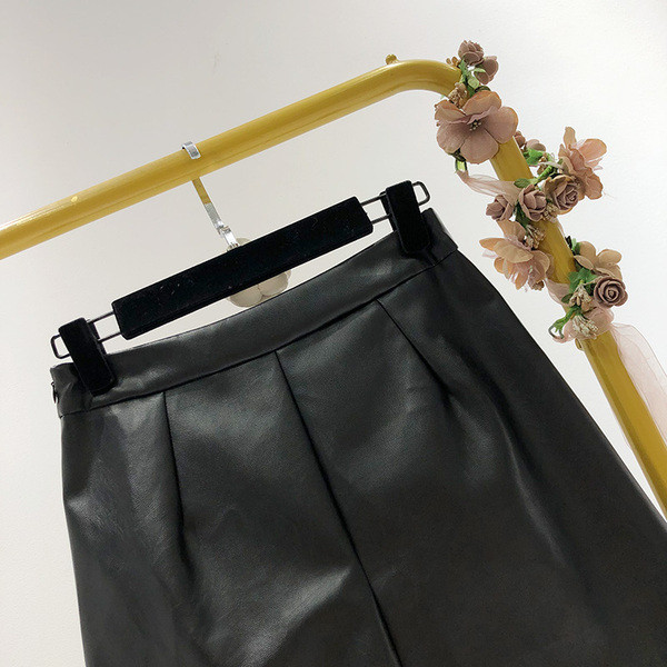 Női redőzött szoknya-nadrág fekete színben öko bőrből