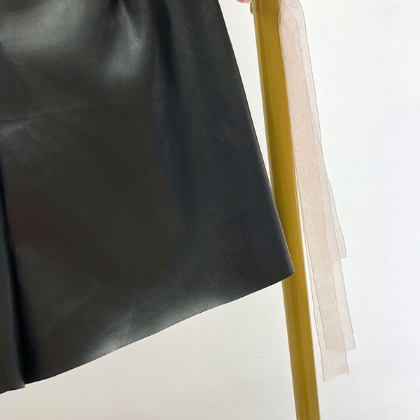 Női redőzött szoknya-nadrág fekete színben öko bőrből