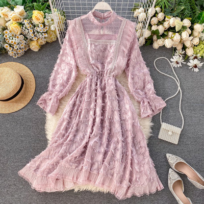 Hosszú, modern női ruha bézs, rózsaszín és kék rojtokkal