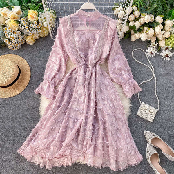 Hosszú, modern női ruha bézs, rózsaszín és kék rojtokkal