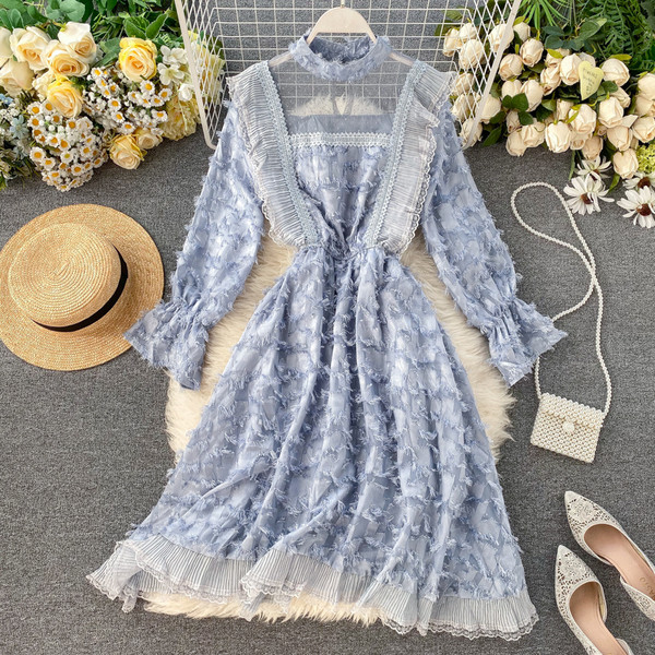 Hosszú, modern női ruha bézs, rózsaszín és kék rojtokkal