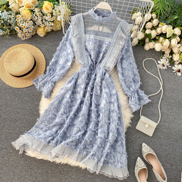 Hosszú, modern női ruha bézs, rózsaszín és kék rojtokkal