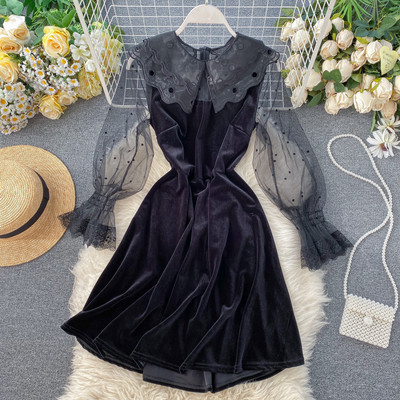 Női bársonyruha széles pecsét ujjú fekete-fehér színben