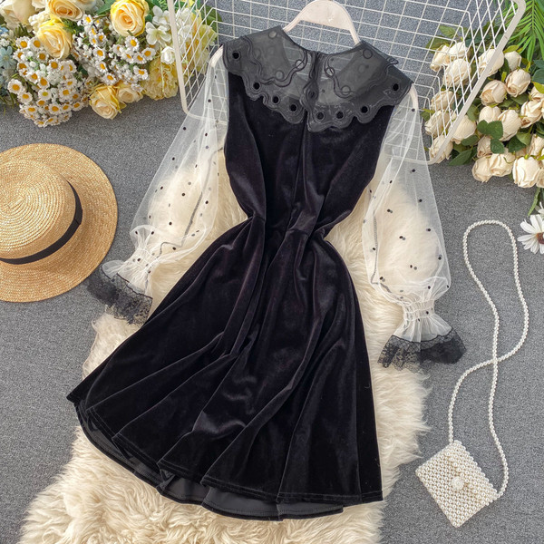 Női bársonyruha széles pecsét ujjú fekete-fehér színben