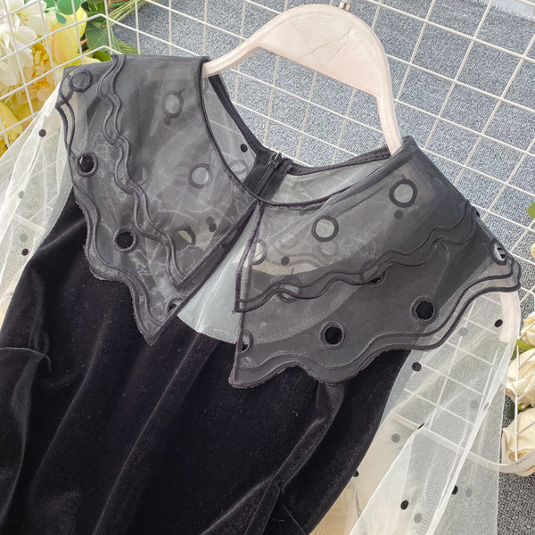 Női bársonyruha széles pecsét ujjú fekete-fehér színben