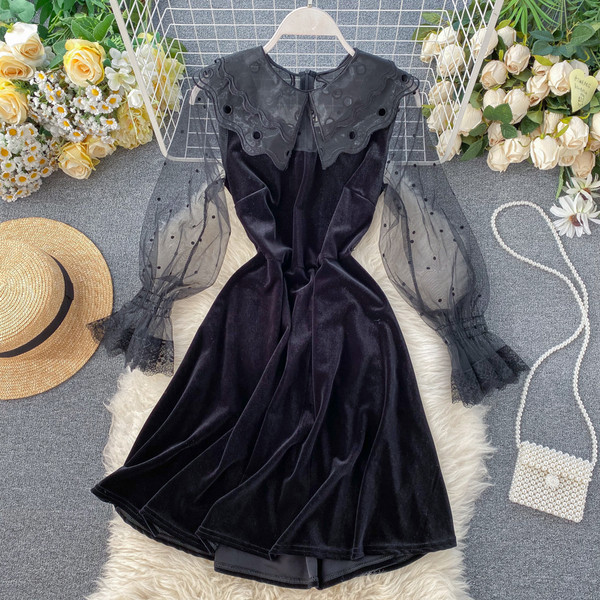 Női bársonyruha széles pecsét ujjú fekete-fehér színben