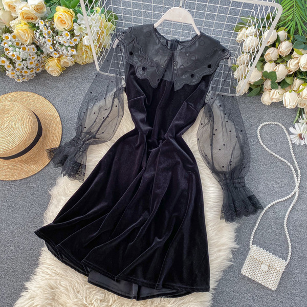 Női bársonyruha széles pecsét ujjú fekete-fehér színben