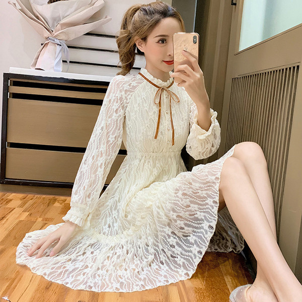 Női csipkeruha fehér színben, hosszú ujjal és gombokkal