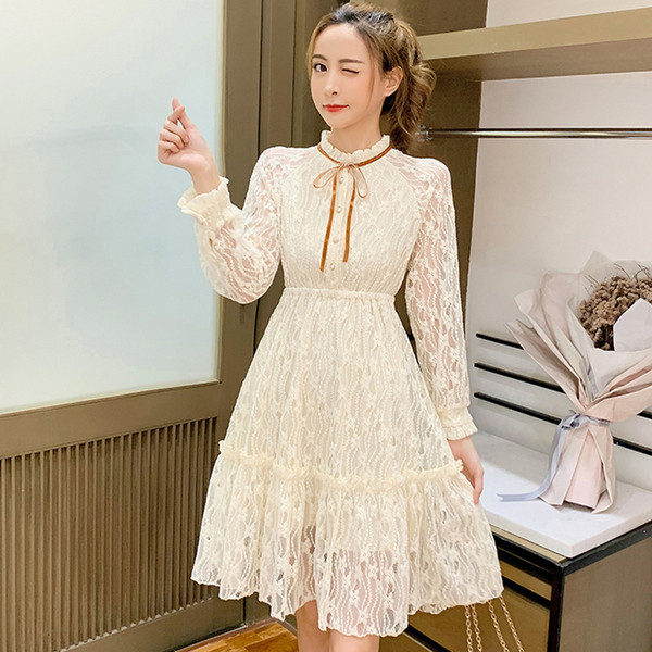 Női csipkeruha fehér színben, hosszú ujjal és gombokkal