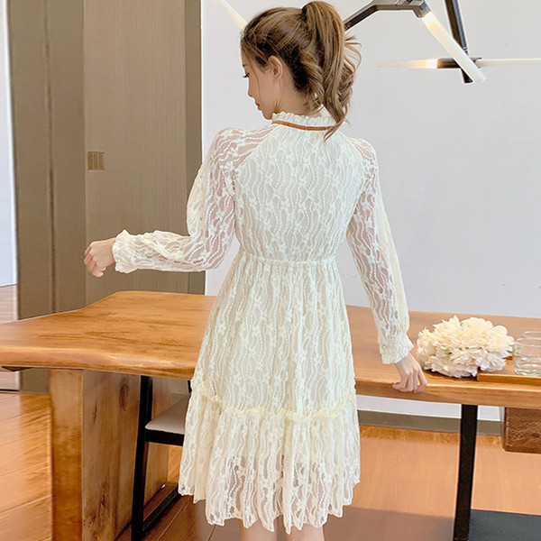 Női csipkeruha fehér színben, hosszú ujjal és gombokkal