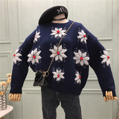 Női karácsonyi pulóver kerek nyakkivágással, piros, kék és zöld hópelyhekkel